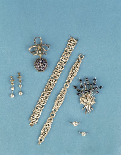 Selectie van Art Deco sieraden: schakelarmbanden; saffier en diamanten zakhorloge; solitaire ringen; cabochon saffier spray broche (diamant) door Unbekannt Unbekannt