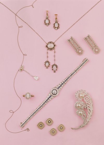 Selectie van Edwardiaanse en Art Deco sieraden: opalen oorbellen en hanger; diamanten negligé hanger; struisvogel pluim broche; diamanten en onyx manchetknopen en studs door Unbekannt Unbekannt