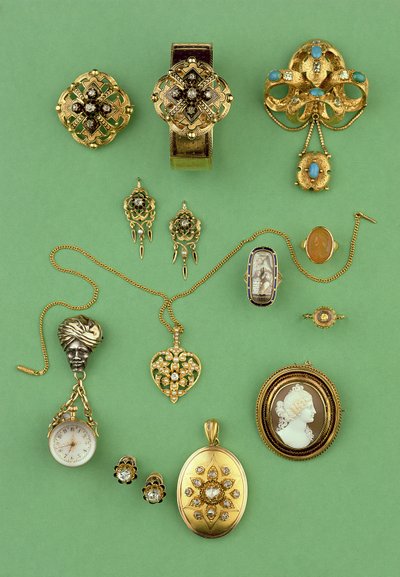 Selectie van sieraden: gouden en geëmailleerde armband, gouden en turquoise stomacher broche, zakhorloge, rouwring, carneool camee ring en roosgeslepen diamanten medaillon door Unbekannt Unbekannt