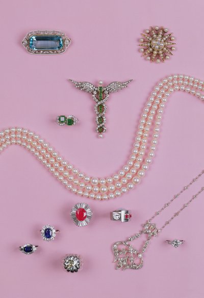 Selectie van Victoriaanse en Edwardiaanse sieraden: aquamarijn broche, tienpuntige ster broche, diamanten en platina hanger, saffier, robijn en smaragd ringen door Unbekannt Unbekannt