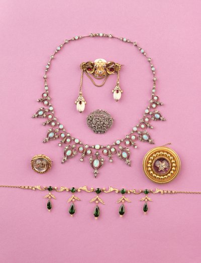 Selectie van Victoriaanse sieraden: toermalijn en gespleten parel franje ketting; roosgeslepen diamanten ovale broche; opaal en diamanten ketting; cabochon amethist ster broche; Essex kristal van grommende tijger door Unbekannt Unbekannt