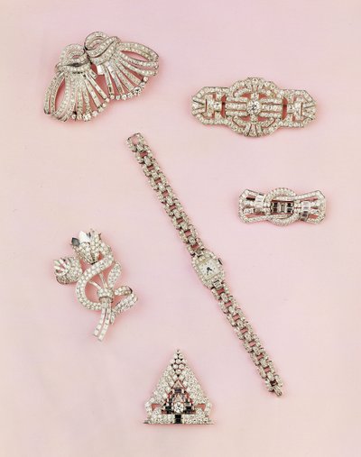 Selectie van diamanten sieraden: baguette en marquise-vormige diamanten spray broche; Art Deco diamanten clip; paneel diamanten broche; dames rechthoekige horloge met diamanten door Unbekannt Unbekannt