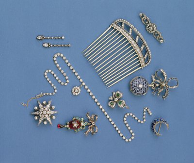 Selectie van diamanten sieraden: haar kam; gegradueerde collet ketting; saffier halve maan broche; geëmailleerde carbuncle hanger; zakhorloge; ster broche door Unbekannt Unbekannt