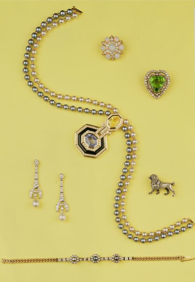 Selectie van sieraden: Art Deco stijl gekweekte parelketting met gele en blauwe saffieren; diamanten en parel hanger oorbellen; opaal en roosdiamanten cluster ster broche; roosdiamanten poedel broche door Unbekannt Unbekannt