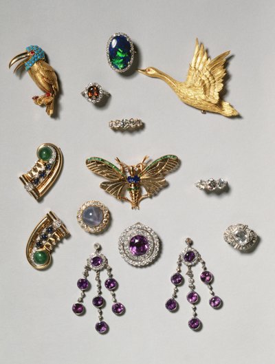 Selectie van sieraden: amethist en diamanten kroonluchter oorbellen; cabochon ster saffier en diamanten broche; zwarte opaal ring; amethist en diamanten broche of hanger; gouden vliegende zwaan clip broche; Tiff door Unbekannt Unbekannt