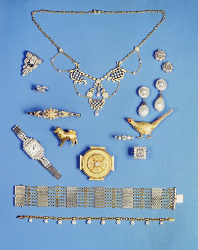 Selectie van sieraden: parel en gouden hanger; Art Deco diamanten clip broche; parel oorbellen; Keltische stijl gouden broche; Edwardiaanse ketting armband; fazanten broche; halve parel gouden scharnierende armband door Unbekannt Unbekannt