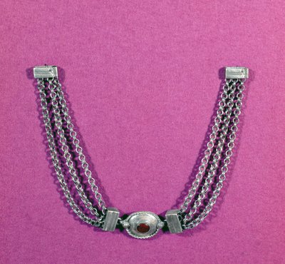 Zilveren ketting met een carneool, in een ovale setting omrand met een kabelrand, opgehangen tussen twee lengtes van drie kettingen vastgemaakt door een doosachtige sluiting, gevonden in Great Chesters, midden 1e tot door Unbekannt Unbekannt