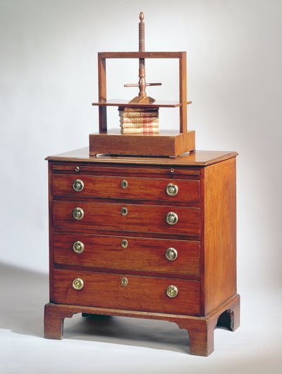 Kleine mahoniehouten ladekast door Sheraton, ca. 1790 met mahoniehouten boekpers door Unbekannt Unbekannt