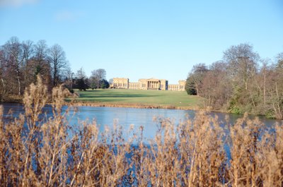 Uitzicht vanaf het meer op het huis, gebouwd door Sir John Vanbrugh en park aangelegd door Capability Brown door Unbekannt Unbekannt