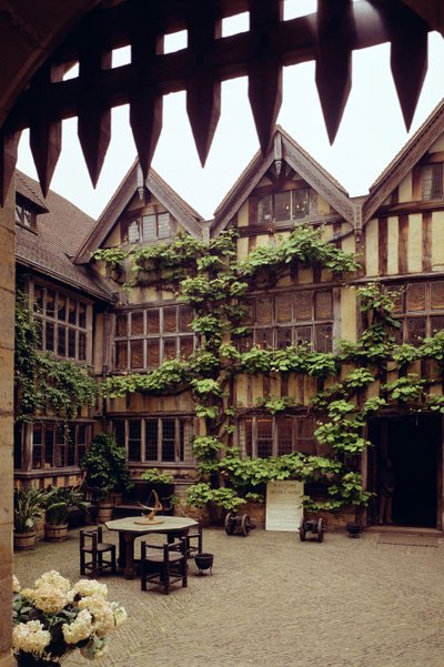 Uitzicht op de Binnenplaats, Hever Castle, Kent, eind 15e eeuw door Unbekannt Unbekannt