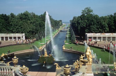 Uitzicht op de Samson Fontein en kanaal, Peterhof Paleis door Unbekannt Unbekannt