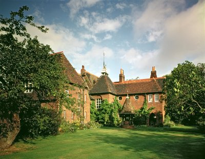 Uitzicht op de buitenkant van The Red House, Bexleyheath, ontworpen door William Morris met Philip Webb als architect, voltooid in 1859 door Unbekannt Unbekannt