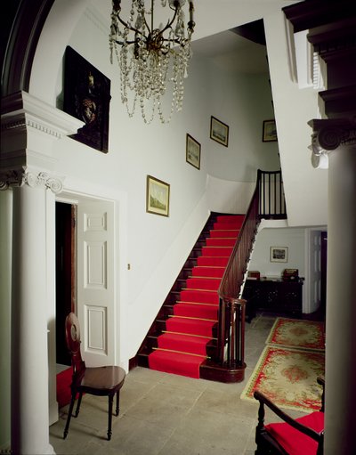 Uitzicht op de hal en trap van Belle Isle House, Lake Windermere, gebouwd 1774-ca. 1781 door Unbekannt Unbekannt