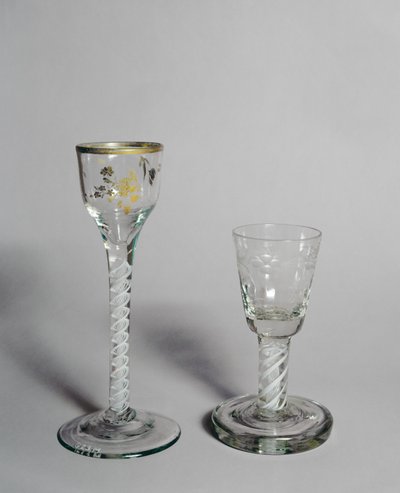 Wijnglas met vergulde decoratie, schietglas kom en ondoorzichtige gedraaide steel, c.1760 door Unbekannt Unbekannt