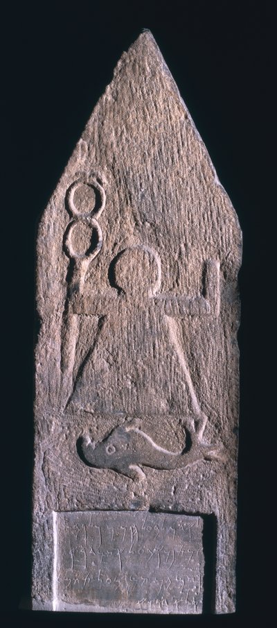 Votief stele die Tanit, godin van Carthago, afbeeldt met een caduceus en een dolfijn en een inscriptie eronder, Fenicisch, uit Tophet El-Horfa, Algerije, 2e-1e eeuw v.Chr. door Unbekannt