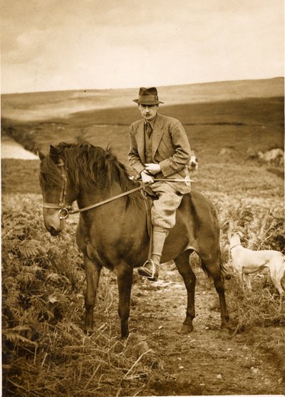 10e hertog van Devonshire te paard op Bolton Moor, late jaren 1940 door William M. Timlin