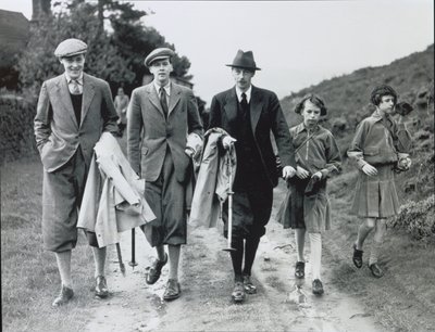 10e hertog met zijn vier kinderen, Billy, Andrew, Anne en Elizabeth bij Bolton Abbey, ca. 1938 door William M. Timlin