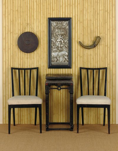Een Chinese zwartgelakte en gedeeltelijk polychroom versierde bijzettafel, interieur van Marlon Brando