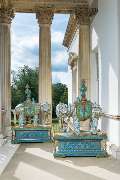 Een paar grote Chinese cloisonné emaille olifanten op standaarden, ca. 1900 door Unbekannter Künstler