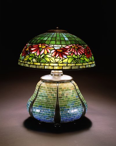 Een "Poinsettia" loden glazen tafellamp, ca. 1902-1932 door Unbekannt