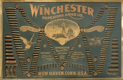Een Winchester Cartridge Display Board, met een Uitgebreide Selectie van Metalen, Messing en Papieren Geval Geweer- en Schotpatronen Gerangschikt in de Vorm van een Uitgebreide 