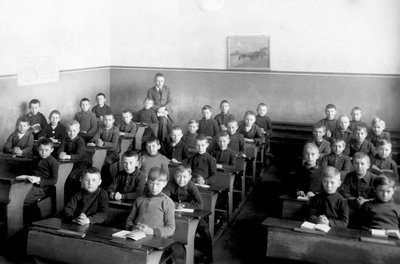 Een jongensklas, de schooljongens dragen uniform. door Unbekannter Künstler
