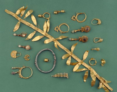 Een collectie Hellenistische, Byzantijnse en Romeinse sieraden inclusief een gouden blad diadeem, een Oost-Mediterrane zilveren armband, sikkelvormige hangers en een gouden fibula, variërend van de 3e tot de 1e eeuw na Christus (goud, zilver) door Unbekannt