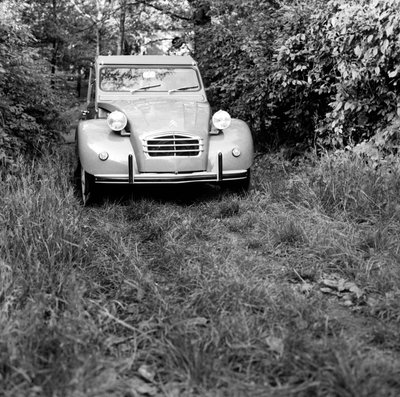 Een gezin reist in hun Citroen 2CV, Monza door Bartolome Esteban and studio Murillo