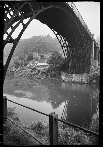 Een algemeen zicht op de Iron Bridge, Iron Bridge, Ironbridge, The Gorge, Telford en Wrekin, VK, ca. 1955-82 door Unbekannter Künstler