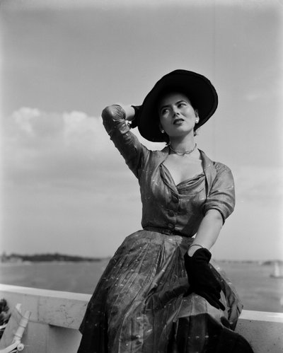 Een model draagt Christian Dior-mode in Venetië, 3 juni 1951: Zwarte handschoenen en hoed door Unbekannt