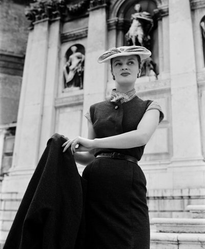 Een model draagt Christian Dior-mode in Venetië, 3 juni 1951: Buiten La Salute door Unbekannt