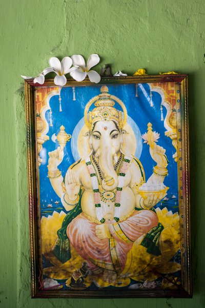 Een schilderij van de olifantgod Ganesh, op de muur van een tempel, in het dorp Kovil, in Tirukovil, Sri Lanka. 29 mei 2010. (foto) door Unbekannt