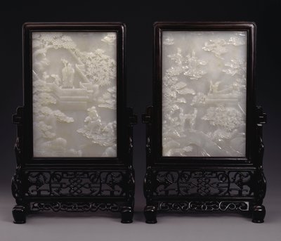 Een paar witte jade tafelschermen in reliëf gesneden met onsterfelijken te midden van wolken of in tuinen met bedienden en mythische beesten door Unbekannt