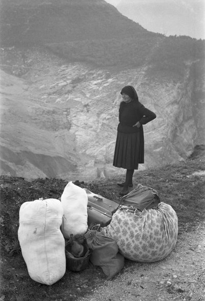 Een vrouw vertelt de tragedie, Longarone, Vajont, 9 oktober 1953: Tassen en bagage door Unbekannt