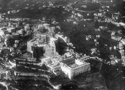 Luchtfoto van Napels, Italië met het middeleeuwse fort Castel Sant