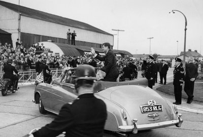 Na inspectie van een marine-erewacht op London Airport, rijden president Kennedy en Mr. Macmillan weg in een open auto door Unbekannt
