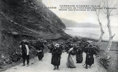 Albanië: Zigeunervrouwen met houten bundels op hun rug - Ansichtkaart 1914-1918 door William M. Timlin