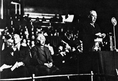 Albert Einstein en Ernest Rutherford, de Royal Albert Hall door Unbekannt
