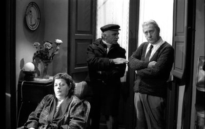 Alberto Sordi, Mario Monicelli en Shelley Winters op het podium van "Un borghese piccolo piccolo", geregisseerd door Mario Monicelli door Unbekannt
