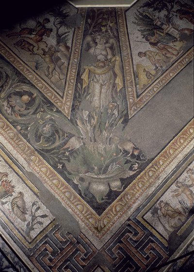 Allegorische figuur van de herfst, detail van een mozaïekvloer die de seizoenen en jachtscènes afbeeldt, uit de Constantijnse Villa in Daphne, Romeins, ca. 325-330 n.Chr. (marmer, kalksteen en glasmozaïek) door Unbekannt