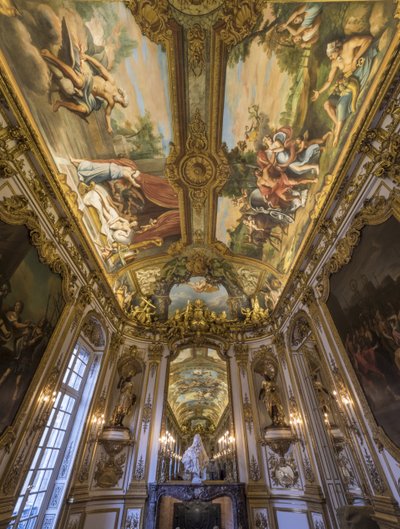 Allegorie van Vuur en Aarde op het gewelf. Schildering van het gewelf van de Galerie dorée, door François Perrier (1594-1649) door Unbekannt