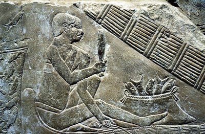 Oud Egypte: Saqqarah: necropolis van het Oude Rijk, graf van een edele. (detail) van reliëfs die een visser voorstellen door Leopold Blonder