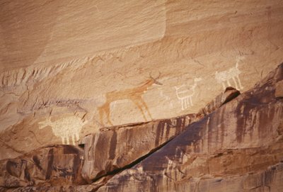 Dierfiguren, rotsschilderingen door Navajo kunstenaars, Canyon de Chelly National Monument, Navajo Indian Reservation, Arizona, VS door Benjamin Baud
