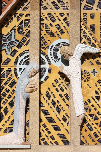 Aankondigingssculptuur in de Notre-Dame de Consolation kerk ontworpen door Raymond Vaillant, Hyeres, Frankrijk door Unbekannt