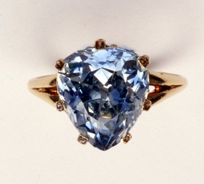 Antieke fantasiegeslepen ring, de blauw-grijze diamant weegt 5,45 karaat, ooit eigendom van Marie-Antoinette door Unbekannt