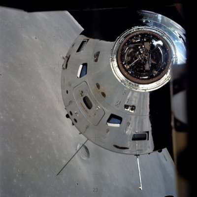 Apollo 17 Commando-/Servicemodules gefotografeerd vanuit de maanmodule in een baan om de maan door Unbekannt