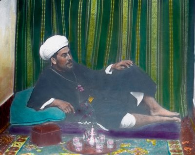 Arabier drinkt thee door Unbekannter Künstler