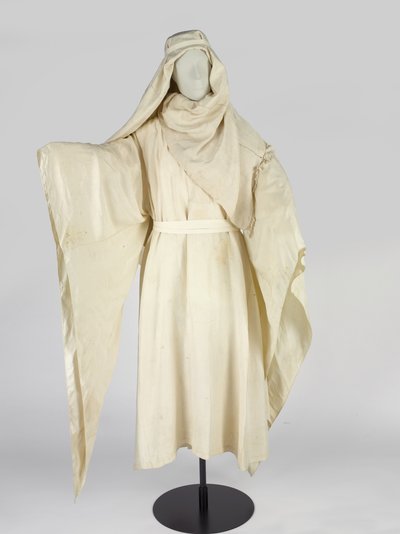 Arabische gewaden en een hoofddoek, bekend als een keffiyah, behorend tot T E Lawrence door Unbekannt