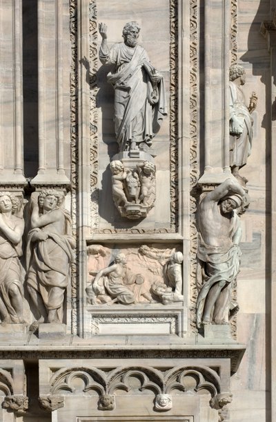 Architectuur: standbeeld van Sint Lucas (1811), en laag reliëf dat de verschijning van de engel aan de moeder van Samson voorstelt (1659). Detail van de gevel van de kathedraal (dom of duomo) van Milaan, Italië (detail) door Unbekannt