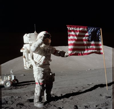 Astronaut Eugene A. Cernan, Apollo 17 commandant, gefotografeerd naast de geplaatste Amerikaanse vlag tijdens een maanwandeling (EVA) op de Taurus-Littrow landingsplaats door Unbekannt